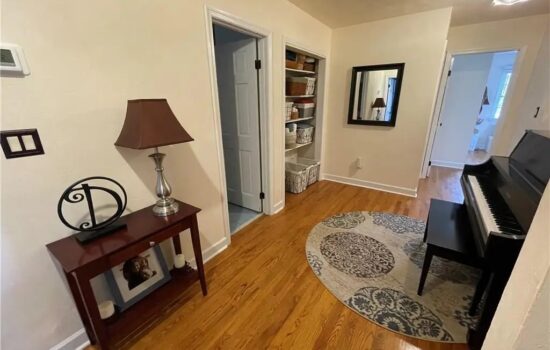 8 Lakeview Drive Foyer