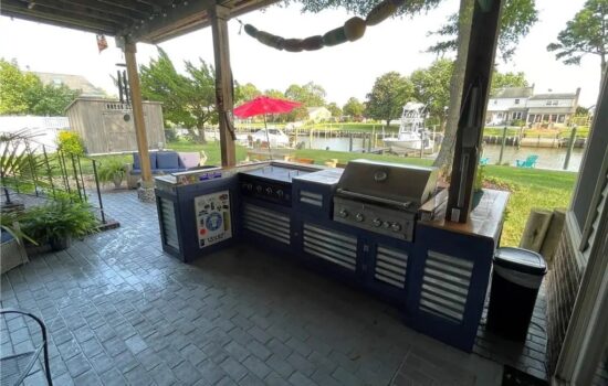 8 Lakeview Drive Outdoor Kitchen